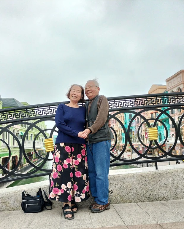 Câu chuyện tình yêu bắt đầu khi chị Vũ Cẩm Thi - con gái bà Cầm cũng muốn tìm cho mẹ một người bạn tâm giao, nên đã tải ứng dụng Facebook, kích hoạt chế độ hẹn hò cho mẹ, và kết bạn với ông Chế.