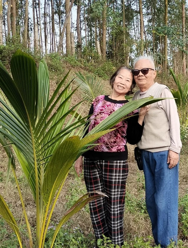 Chuyện tình cảm của ông bà được con cái hai bên, người thân, bạn bè hết sức ủng hộ.
