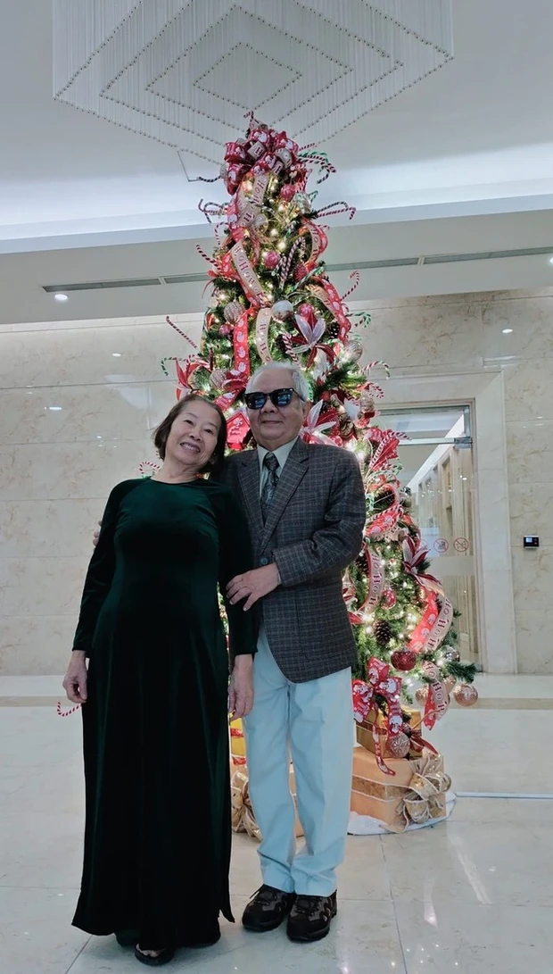 4 năm qua, ông bà đưa nhau đi đến hàng trăm địa điểm du lịch, nghỉ dưỡng.