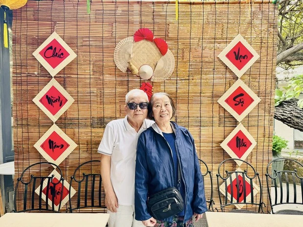 Ông bà không sống chung, ai về nhà nấy sau mỗi buổi hẹn hò vì ông bà muốn ở cùng con cháu để chăm lo, giúp đỡ gia đình.