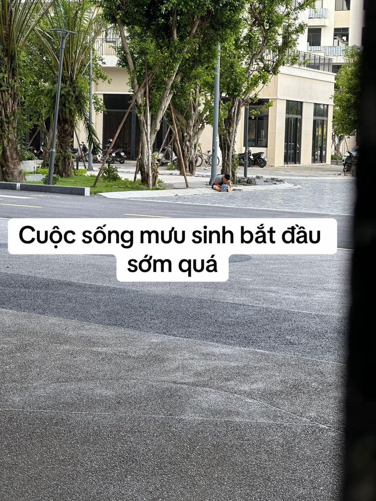 Bà mẹ đã mua cho con một số chai nước, cho con bắt đầu "cuộc sống mưu sinh".