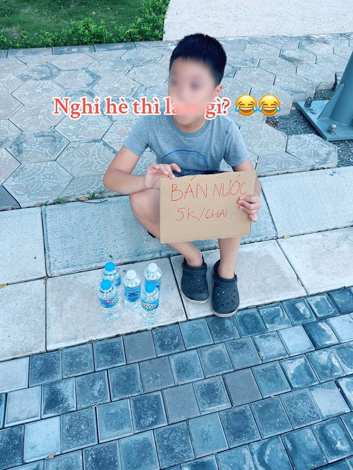 Cậu con trai học tiểu học bước vào kì nghỉ hè, thay vì đi chơi cùng các bạn, làm bài tập, cậu bé bị thu hút bởi những trò chơi điện tử trên điện thoại, cũng như những nội dung trên ipad. Chính vậy, bà mẹ đã nghĩ ra biện pháp giúp con trai vừa "cai nghiện", vừa hiểu được cuộc sống hơn. Khi câu chuyện này được chia sẻ trên một diễn đàn nuôi dạy con đã thu hút rất nhiều lượt chia sẻ, tương tác.