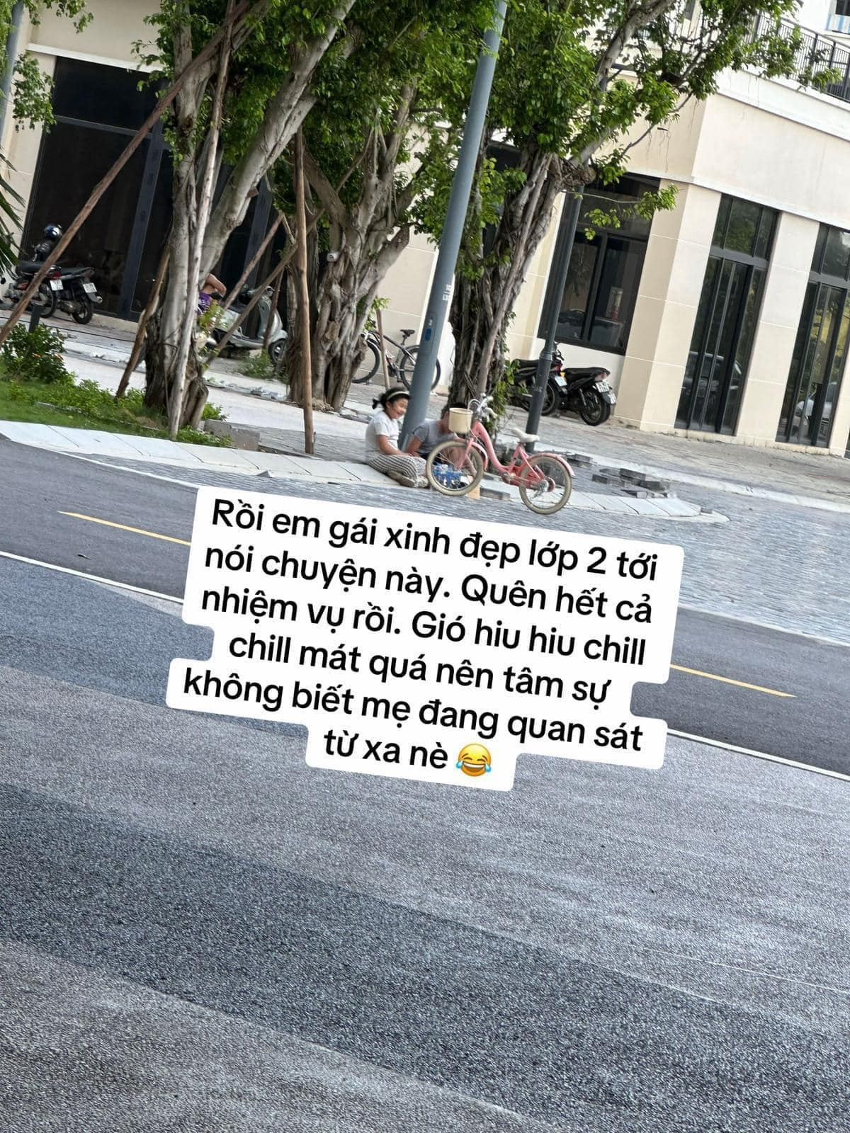 Cậu bé cảm thấy xấu hổ khi bán ở nơi đông người nên chọn bán ở đây.