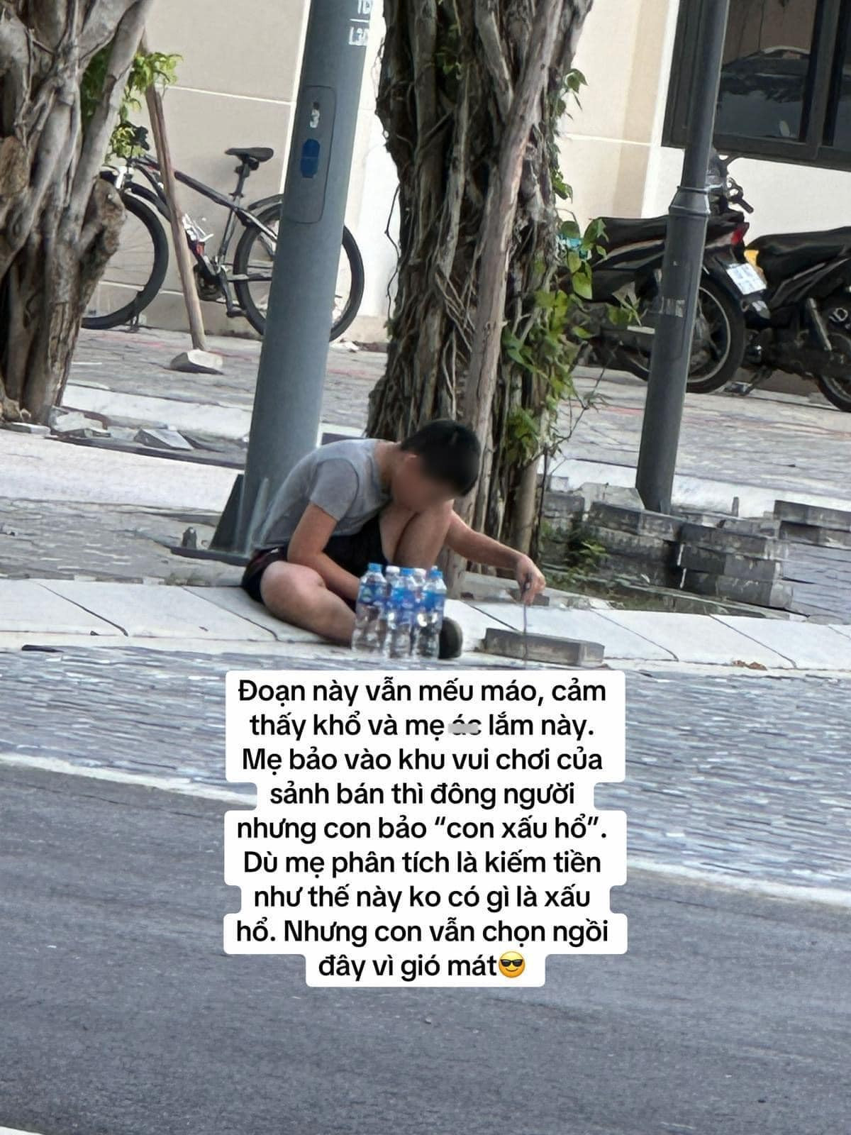 Ban đầu, cậu bé mếu máo, vẫn cảm thấy mẹ làm như vậy với mình là ác.