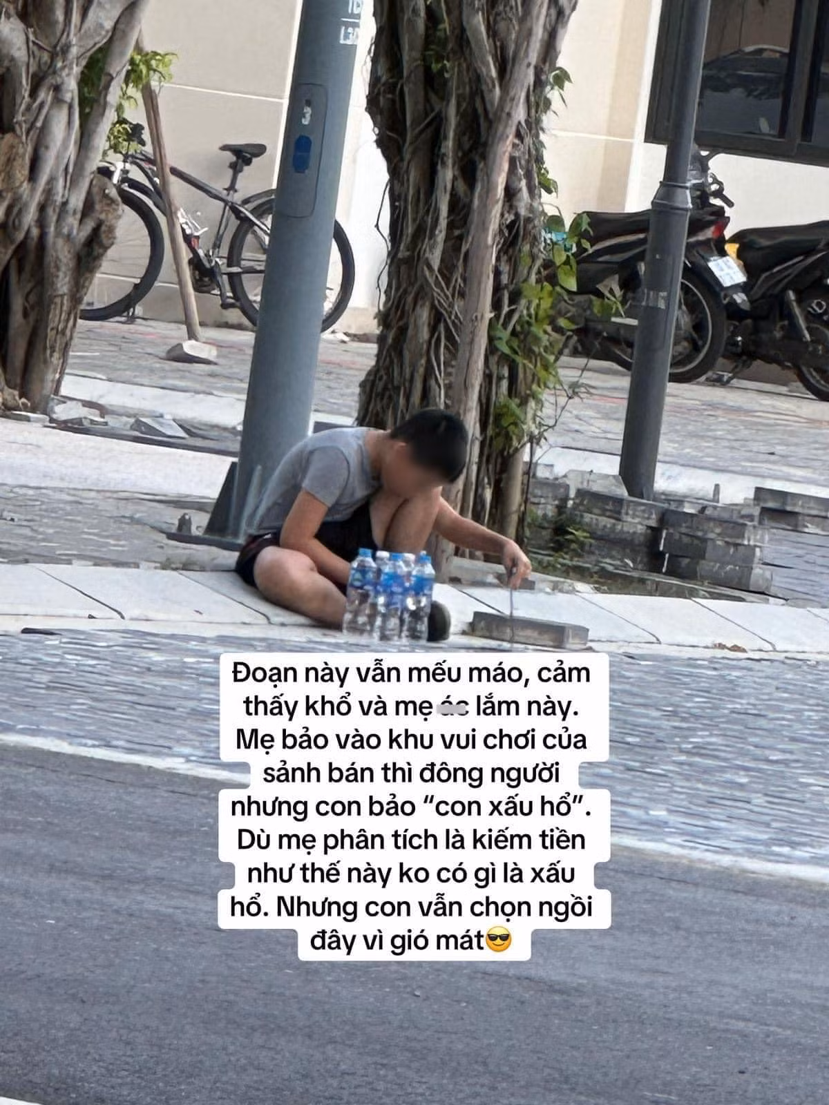 Ban đầu, cậu bé mếu máo, vẫn cảm thấy mẹ làm như vậy với mình là ác.