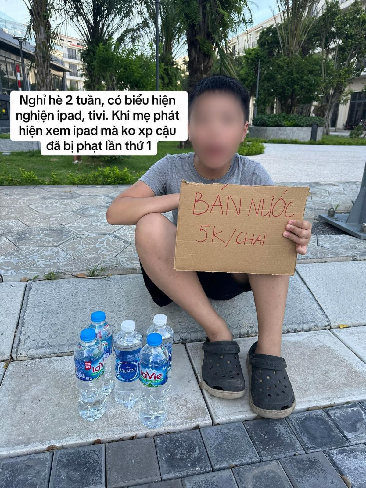 Theo đó, khi phát hiện cậu bé này xem điện thoại mà không xin phép, mẹ của cậu bé đã phạt cậu lần thứ nhất, tuy nhiên cậu vẫn tiếp tục phạm lỗi.