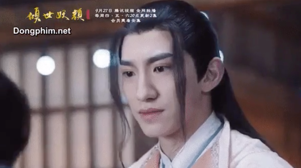 Nam diễn viên này có sống mũi cao, đôi mắt buồn và khuôn miệng rộng cực kỳ giống cầu thủ của U22 Việt Nam.