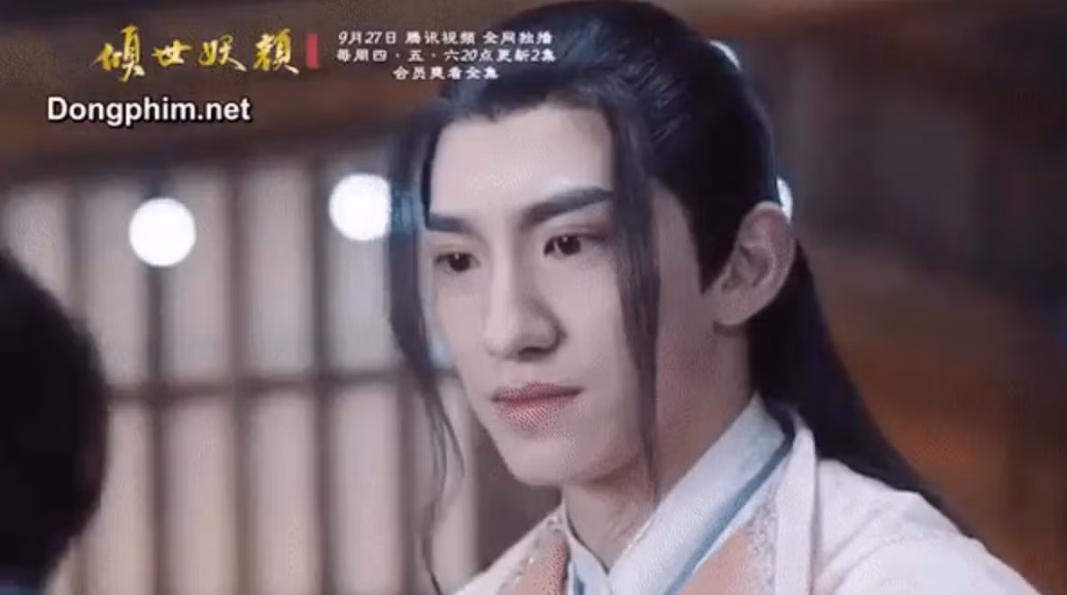 Nam diễn viên này có sống mũi cao, đôi mắt buồn và khuôn miệng rộng cực kỳ giống cầu thủ của U22 Việt Nam.