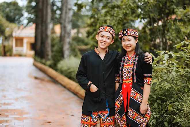 10X cũng tiết lộ tập thể lớp đã lên kế hoạch bỏ ống heo, tiết kiệm tiền từ năm lớp 11 để có kinh phí chi trả và cảm thấy quãng đời học sinh thực sự ý nghĩa khi được cùng nhau làm được điều gì đó "để đời".