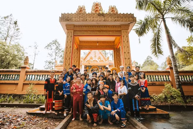 Với 41 thành viên, các bạn học sinh đến từ Kiên Giang đã lựa chọn tái hiện 21 bộ trang phục truyền thống của 21 dân tộc anh em khác nhau trên khắp lãnh thổ Việt Nam. Ngoài những bộ trang phục dân tộc khá gần gũi như Khơ-Me, Tày, H'Mông thì bộ ảnh còn có những trang phục truyền thống của các dân tộc ít người biết đến như Pà Phẻn, Lô Lô, Hà Nhì, Lự,…