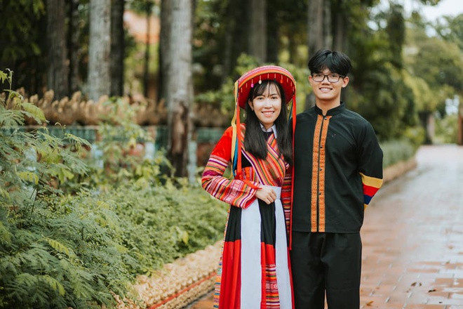 Song bên cạnh sự ủng hộ, còn có một số ý kiến cho rằng việc thực hiện bộ ảnh như vậy chỉ là "làm màu" chứ không gắn với hình ảnh thời học trò, trường lớp, không đúng tinh thần của kỷ yếu. Tuy nhiên, Lam Giang cho hay cô và các bạn không quá bận tâm. Trước khi chụp bộ kỷ yếu phong cách dân tộc, lớp cũng đã chụp một bộ khác theo concept kỷ yếu truyền thống và quay những thước phim tại ngôi trường THPT Võ Văn Kiệt thân yêu.