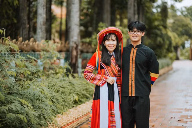 Song bên cạnh sự ủng hộ, còn có một số ý kiến cho rằng việc thực hiện bộ ảnh như vậy chỉ là "làm màu" chứ không gắn với hình ảnh thời học trò, trường lớp, không đúng tinh thần của kỷ yếu. Tuy nhiên, Lam Giang cho hay cô và các bạn không quá bận tâm. Trước khi chụp bộ kỷ yếu phong cách dân tộc, lớp cũng đã chụp một bộ khác theo concept kỷ yếu truyền thống và quay những thước phim tại ngôi trường THPT Võ Văn Kiệt thân yêu.