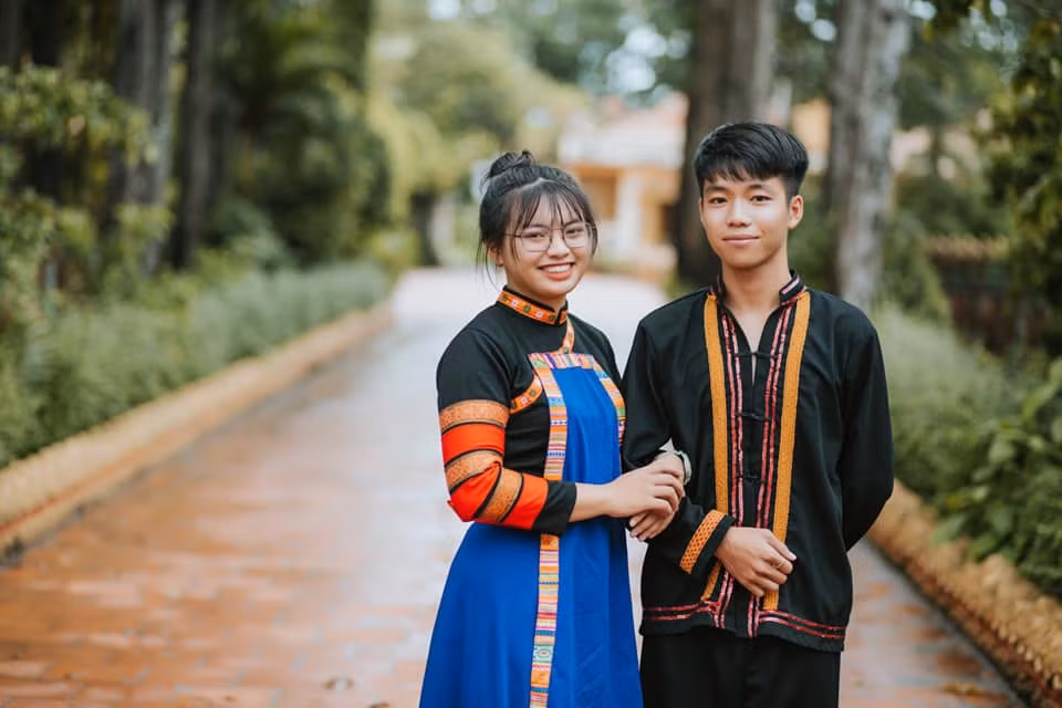 Mọi người hài lòng khi có được bộ ảnh như mong muốn, mang đậm phong cách riêng. "Các bạn bất ngờ lắm, ai cũng thay ảnh đại diện, khoe ảnh khắp nơi với người thân, bạn bè. Cô giáo chủ nhiệm cũng khen bộ ảnh độc đáo, sáng tạo".