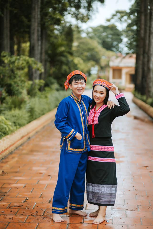 "Để ghi lại kỷ niệm tuổi học trò, 6h sáng cả lớp đã phải tập trung để quay những phân cảnh đầu tiên cho video kỷ yếu. Đầu giờ chiều, chúng mình di chuyển quanh TP Rạch Giá để chụp concept dân tộc, tối thì đốt lửa trại. Cả ngày hôm đó ai cũng mệt nhưng vui lắm!", cô học trò hào hứng kể lại.