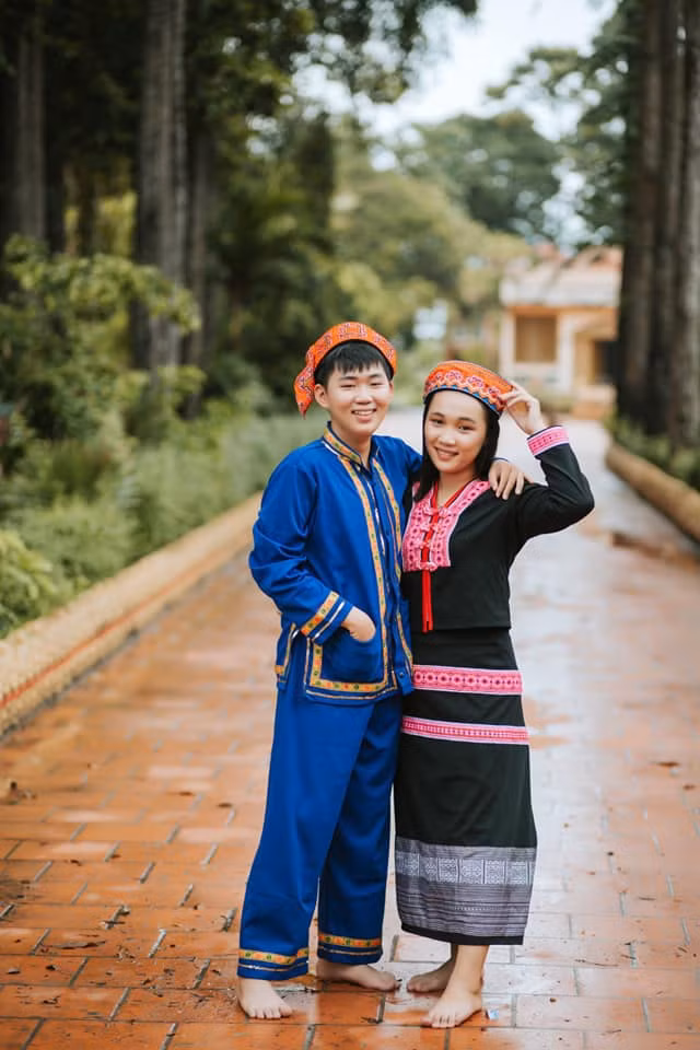 "Để ghi lại kỷ niệm tuổi học trò, 6h sáng cả lớp đã phải tập trung để quay những phân cảnh đầu tiên cho video kỷ yếu. Đầu giờ chiều, chúng mình di chuyển quanh TP Rạch Giá để chụp concept dân tộc, tối thì đốt lửa trại. Cả ngày hôm đó ai cũng mệt nhưng vui lắm!", cô học trò hào hứng kể lại.