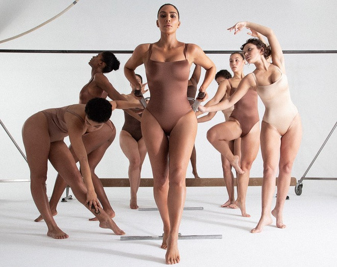 Dan tinh noi gi ve do lot mac nhu khoa than cua Kim Kardashian?