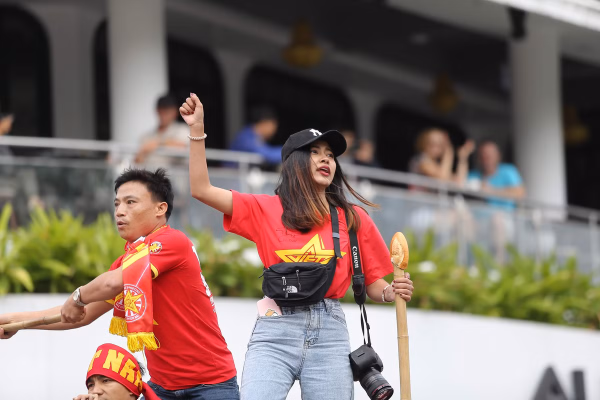 “Phat sot” nhan sac nu phong vien Thai Lan theo chan doi tuyen Viet Nam