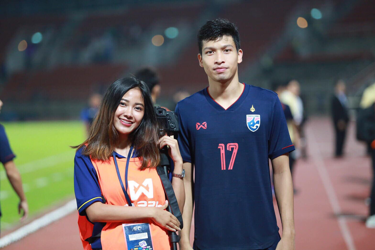 "Thái Lan và Việt Nam đều là những đội bóng mạnh và tôi nghĩ trận đấu sẽ rất hấp dẫn. Tôi rất mong Thái Lan sẽ thắng ở trận đấu với Việt Nam. Với tỉ số 1-0 chẳng hạn. Chúng tôi đã rất buồn khi để thua Malaysia" - Nữ phóng viên xinh đẹp người Thái cho biết.