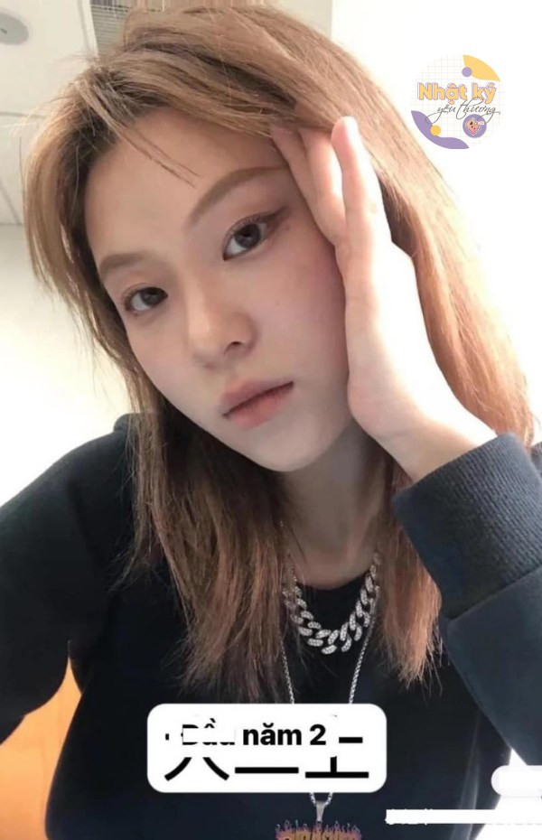 Đầu năm 2, cô nàng đã bắt đầu biết nhuộm tóc.