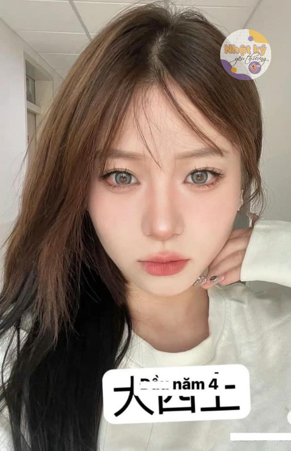 Đầu năm 4, nhan sắc hiện tại khiến nhiều người phải bất ngờ: "Chỉ trang điểm thôi mà như thay đầu vậy". Nhiều người còn nghi ngờ cô nàng đã phẫu thuật thẩm mỹ để thăng hạng nhan sắc: "Mặt cũng thon hơn, có khi nào phẫu thuật thẩm mỹ rồi không".