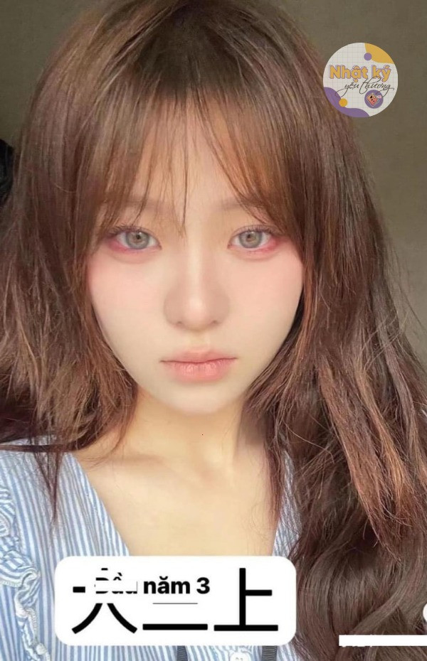 Đầu năm 3, cách trang điểm của cô nàng nhẹ nhàng về tổng thể, nhấn nhá vào đôi mắt.