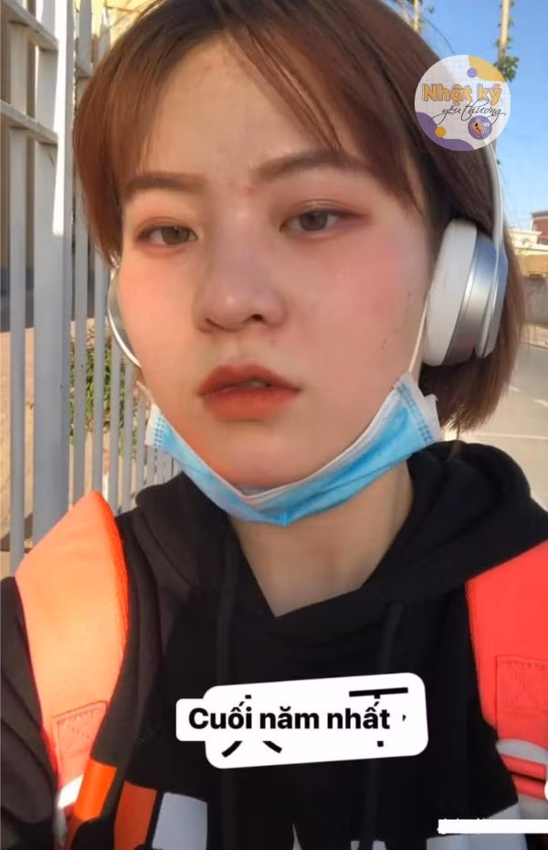 Đến cuối năm nhất, cô nàng đã bắt đầu biết trang điểm, nhưng những đường nét trên gương mặt vẫn như vậy.