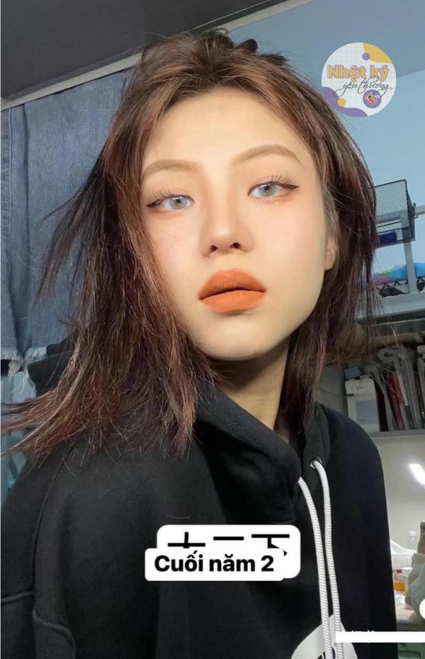 Đến cuối năm 2, phong cách trang điểm thay đổi hơn, cô nàng đã biết cách đeo len.