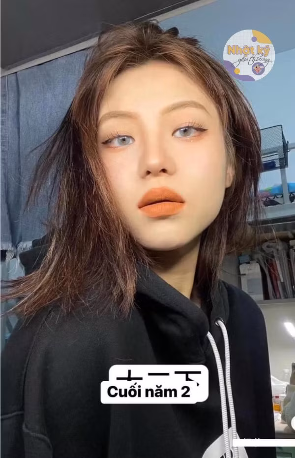 Đến cuối năm 2, phong cách trang điểm thay đổi hơn, cô nàng đã biết cách đeo len.