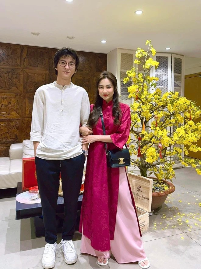 Diệp Lê cũng cho biết, để đi đến được ngày hôm nay, cặp đôi đã trải qua rất nhiều thời gian tìm hiểu, bao dung và kiên nhẫn để thấu hiểu lẫn nhau. Có những ngày cả 2 đã đóng cửa, không ra ngoài chỉ để nói chuyện, chia sẻ về tâm hồn, thế giới quan và chữa lành cho nhau.