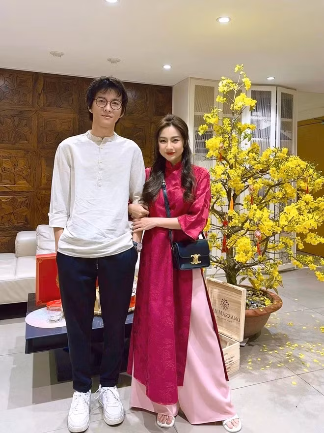 Diệp Lê cũng cho biết, để đi đến được ngày hôm nay, cặp đôi đã trải qua rất nhiều thời gian tìm hiểu, bao dung và kiên nhẫn để thấu hiểu lẫn nhau. Có những ngày cả 2 đã đóng cửa, không ra ngoài chỉ để nói chuyện, chia sẻ về tâm hồn, thế giới quan và chữa lành cho nhau.