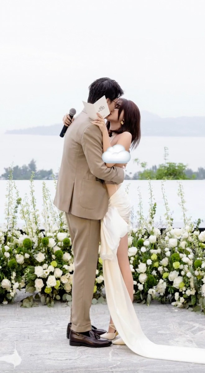 Bữa tiệc đã diễn ra từ ngày 25 - 26/6 vừa qua nhưng đến hiện tại, cô dâu chú rể và khách mời mới chính thức chia sẻ tin vui với mọi người.