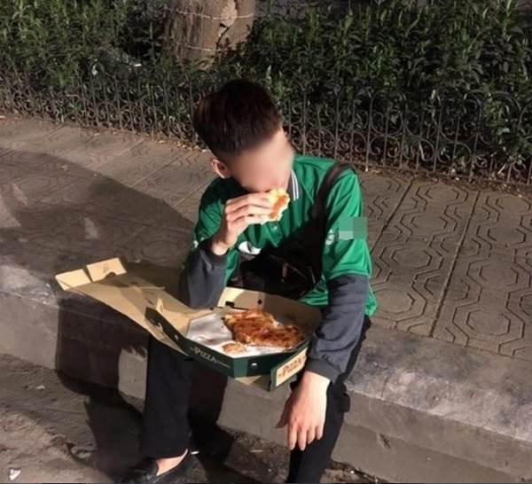 Mới đây, hình ảnh một nam shipper ngồi ngậm ngùi ăn chiếc bánh pizza bên vỉa hè được chia sẻ trên mạng xã hội thu hút sự quan tâm của rất nhiều người. Được biết, anh chàng bị khách bom chiếc bánh trị giá 240.000 đồng, không biết làm thế nào nên đành ngồi ăn, coi như tự thưởng cho bản thân sau bao ngày làm việc vất vả.