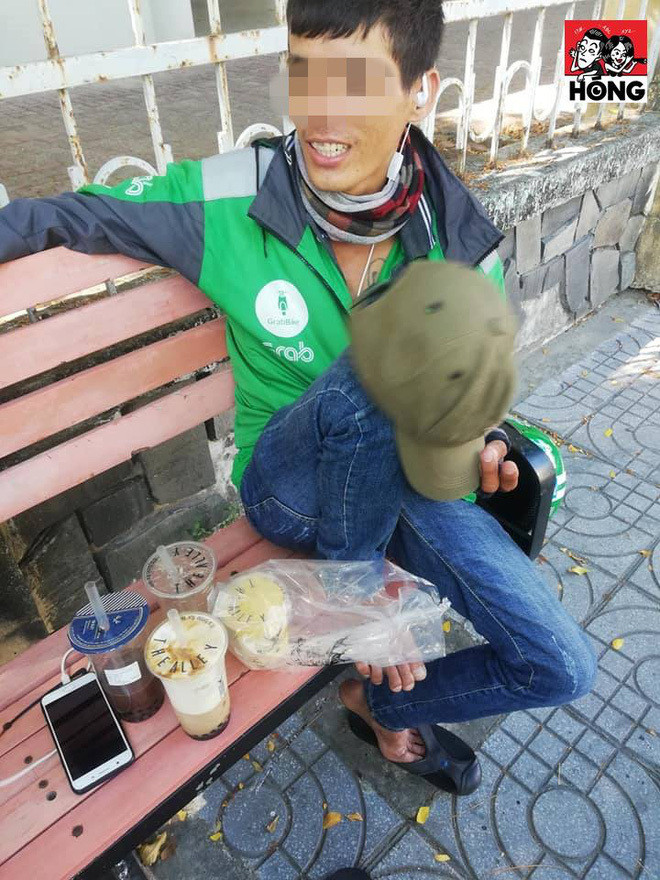 Trong khi nhiều người vui vẻ, coi như là tai nạn nghề nghiệp khi bị bom hàng thì từng có một số hình ảnh người đàn ông shipper khóc nấc vì bị bom hàng. Có thể số tiền vài trăm, vài triệu không quá to so với một số người nhưng đối với những người lao động chân tay như shipper thì đó là khoản tiền lớn, giúp họ trang trải cuộc sống, gửi về quê nuôi gia đình.