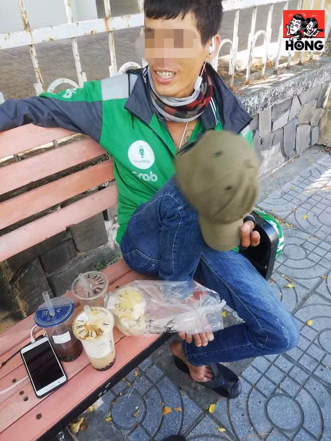 Trong khi nhiều người vui vẻ, coi như là tai nạn nghề nghiệp khi bị bom hàng thì từng có một số hình ảnh người đàn ông shipper khóc nấc vì bị bom hàng. Có thể số tiền vài trăm, vài triệu không quá to so với một số người nhưng đối với những người lao động chân tay như shipper thì đó là khoản tiền lớn, giúp họ trang trải cuộc sống, gửi về quê nuôi gia đình.