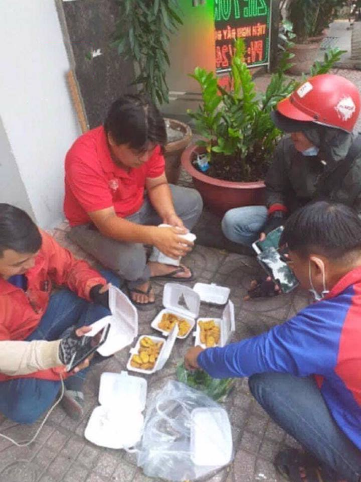 Lý do shipper bị bùng hàng cũng vô vàn, nhiều người không nghe máy, nhiều người lại cho rằng đến muộn đồ ăn nguội không muốn ăn, nào là hết tiền nhận, mua không đúng ý khách,....Ấy vậy mà vẫn phải ngậm ngùi chấp nhận.