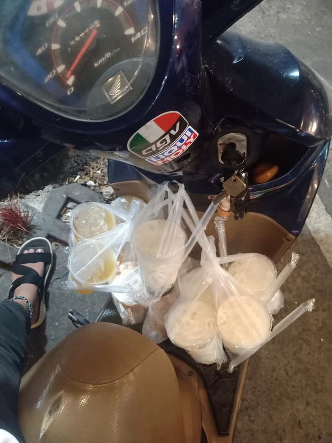 Có shipper bị bùng tới vài chục cốc che, vài chục ly trà sữa, không biết làm cách nào để ăn hết cũng đành ngậm ngùi đem tặng lại một số shipper khác. Đúng là làm bao nhiêu ngày không đủ tiền bù cho một đơn hàng bị bom.