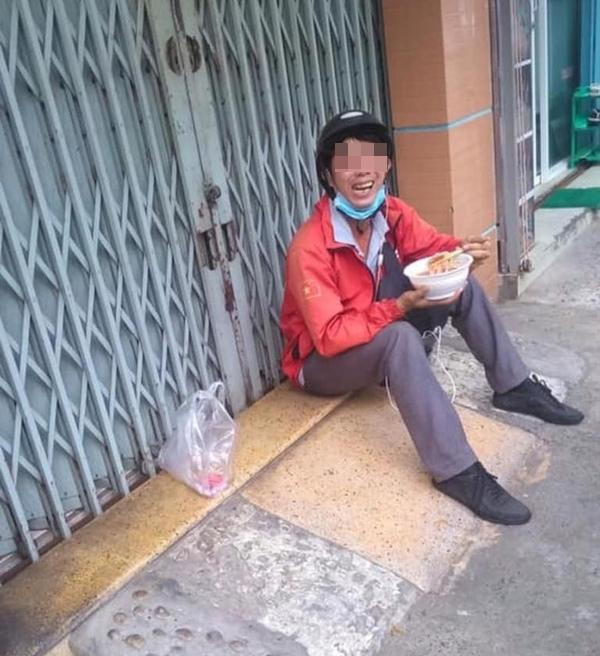 Bình thường ăn suất hơn bình dân 30.000 đồng còn suy đi tính lại, ấy vậy mà có những ngày phải uống trà sữa thay cơm.