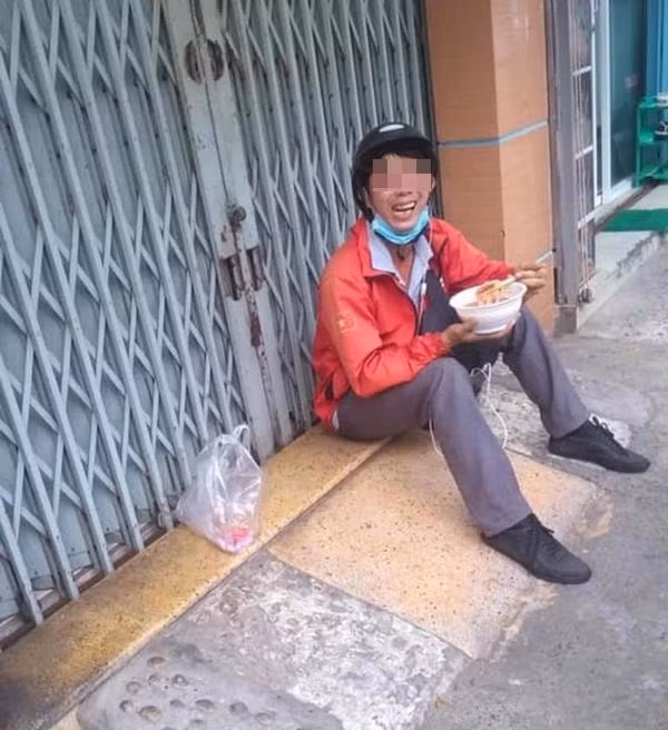 Bình thường ăn suất hơn bình dân 30.000 đồng còn suy đi tính lại, ấy vậy mà có những ngày phải uống trà sữa thay cơm.