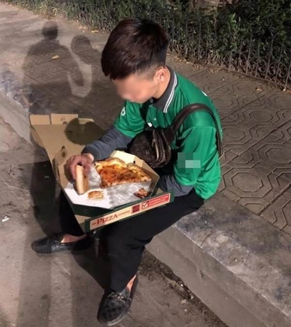 Nói vậy để an ui bản thân mà thôi, chứ một đơn hàng, nam shipper nhận được phí ship chẳng đáng bao nhiêu, thế nhưng thỉnh thoảng lại bị bùng hàng giá trị lên tới mấy trăm nghìn đồng cũng phải ngậm ngùi chấp nhận chứ không biết phải làm sao. Khách hàng ngày nay nhiều người đặt cho vui tay, không thích nhận chỉ cần không nghe điện thoại, tắt máy là xong.