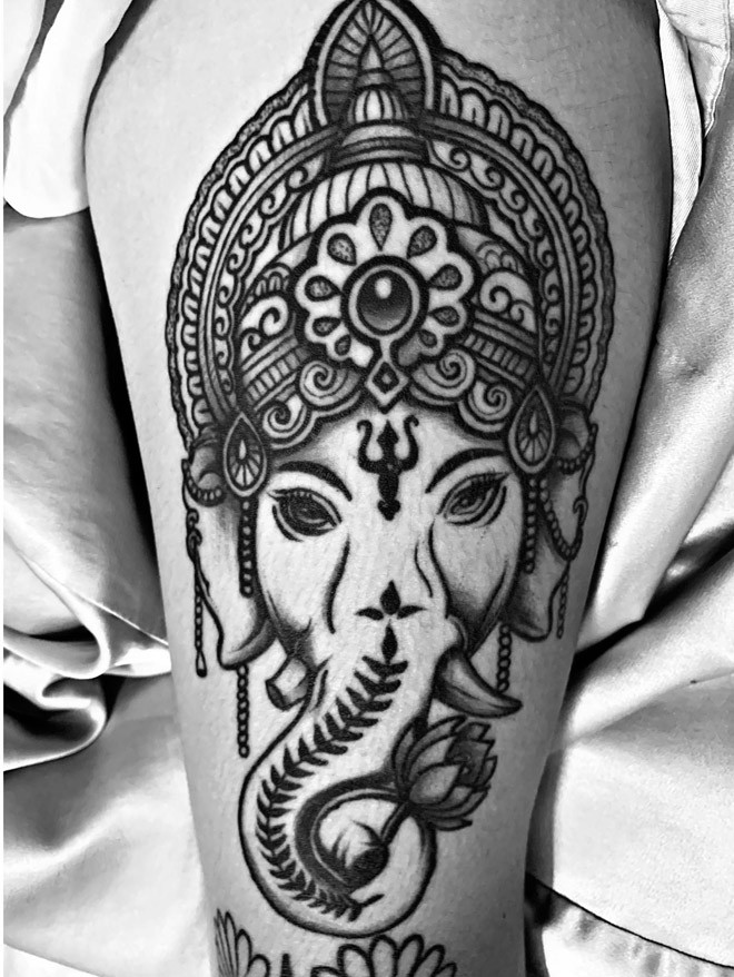 Sau khi xăm thêm hình bông hoa dưới cằm, Thiên Hương sở hữu khoảng 5 hình ở vùng cổ. Trong đó, hình xăm ngay giữa cổ cũng khiến cô phải đối mặt nhiều rủi ro và đau đớn. Tại đó, nàng hot girl xăm lên dòng chữ mang ý nghĩa: Gia đình là mọi thứ (Family price is everything).