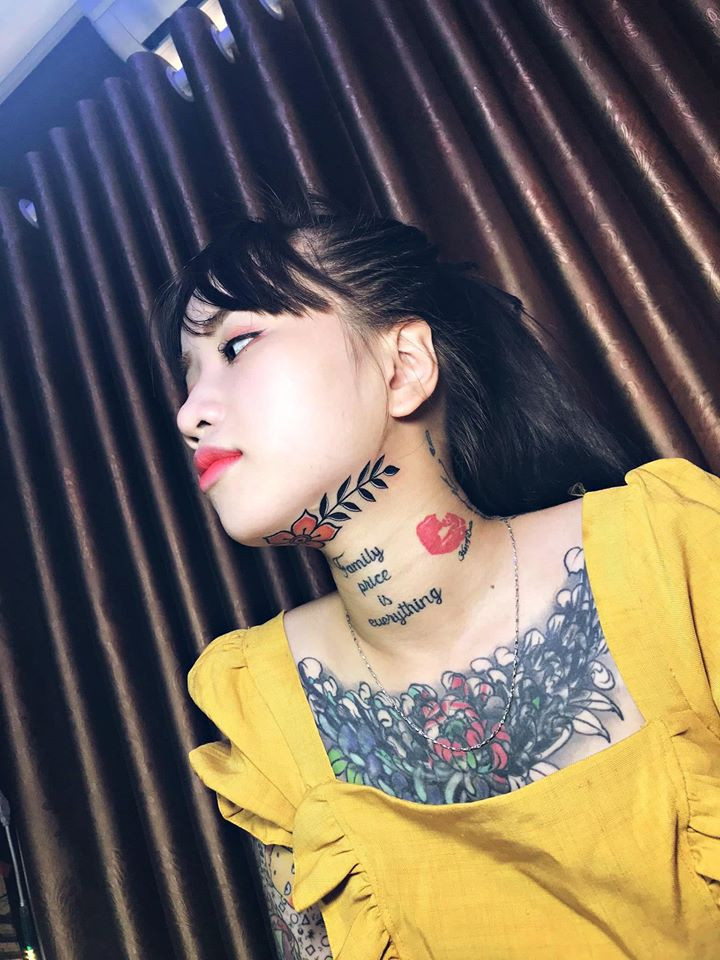 10X An Giang - Trần Thị Thiên Hương được biết tới là cô gái "nghiện" xăm hình nổi tiếng trên mạng xã hội. Nhiều người tỏ ra tiếc nuối cho làn da trắng nõn nà của hot girl. Bởi nó đang dần bị phủ kín bởi nhiều màu mực khác nhau. Tuy nhiên, xăm mình là sở thích đặc biệt của Thiên Hương. Mặc dù đã sở hữu hàng chục hình xăm lớn nhỏ trên cơ thể nhưng cô nàng vẫn chưa muốn dừng lại.