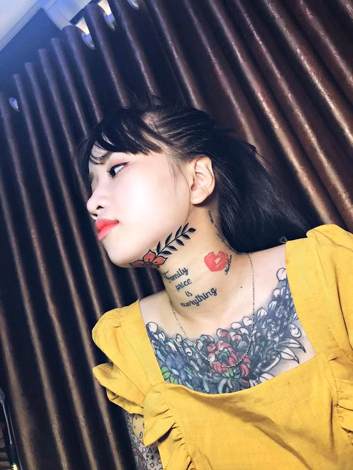 10X An Giang - Trần Thị Thiên Hương được biết tới là cô gái "nghiện" xăm hình nổi tiếng trên mạng xã hội. Nhiều người tỏ ra tiếc nuối cho làn da trắng nõn nà của hot girl. Bởi nó đang dần bị phủ kín bởi nhiều màu mực khác nhau. Tuy nhiên, xăm mình là sở thích đặc biệt của Thiên Hương. Mặc dù đã sở hữu hàng chục hình xăm lớn nhỏ trên cơ thể nhưng cô nàng vẫn chưa muốn dừng lại.