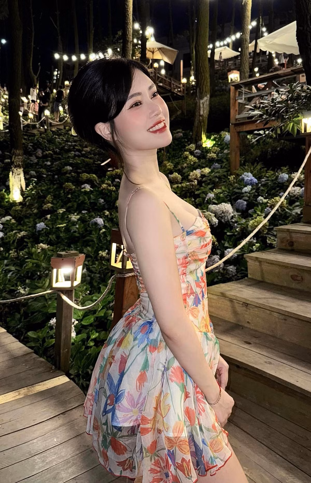 Cô nàng cũng được biết đến là game thủ Liên Minh Huyền Thoại kỳ cựu với 4 năm chinh chiến.