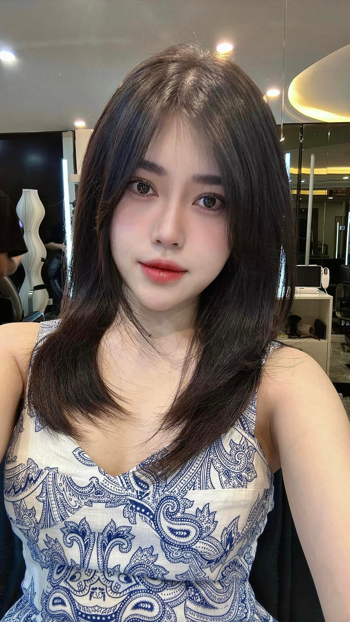 Cô nàng được đánh giá có cách nói chuyện lôi cuốn, hấp dẫn khiến nhiều fan nam xiêu lòng.