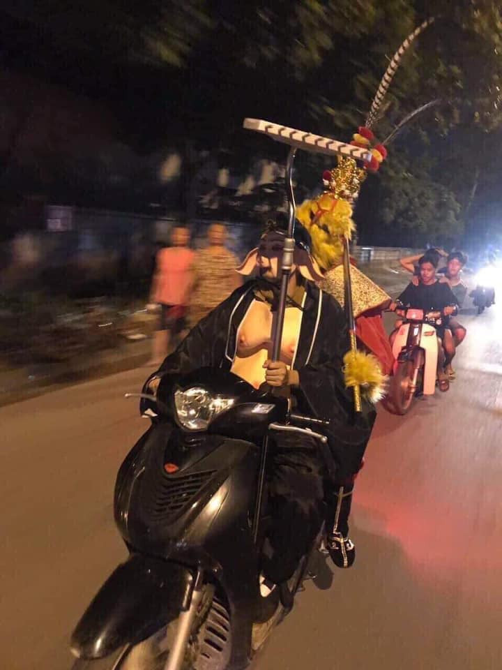 Mới đây, loạt ảnh huynh đệ Ngộ Không - Bát Giới rủ nhau "đánh lẻ", vi vu dạo phố ngày Trung thu được chia sẻ trên MXH khiến nhiều người thích thú.