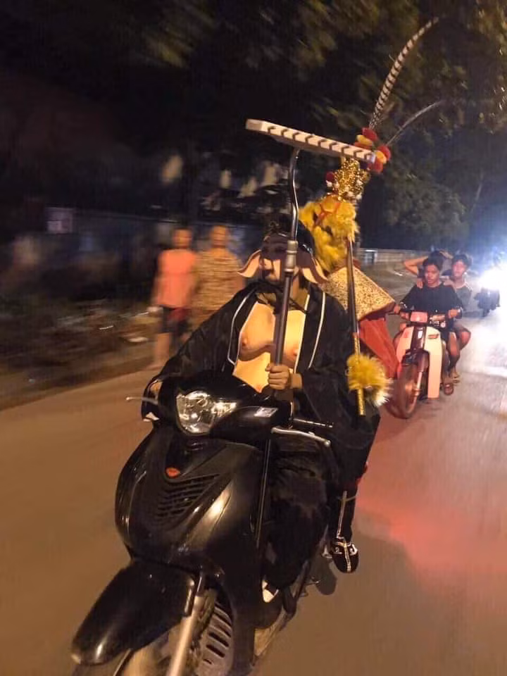 Mới đây, loạt ảnh huynh đệ Ngộ Không - Bát Giới rủ nhau "đánh lẻ", vi vu dạo phố ngày Trung thu được chia sẻ trên MXH khiến nhiều người thích thú.