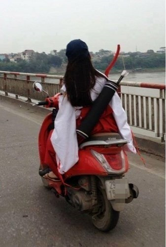 Trước anh em nhà Ngộ Không, hình pháp sư Kikyo cưỡi xe máy cũng khiến nhiều người giật mình. Chỉ là pháp sư ơi, chị quên mũ bảo hiểm rồi.