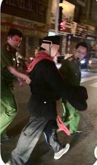 Chưa kịp đi chơi Trung thu, cặp huynh đệ này nhanh chóng bị cảnh sát giao thông "thổi còi" vì không đội mũ bảo hiểm.