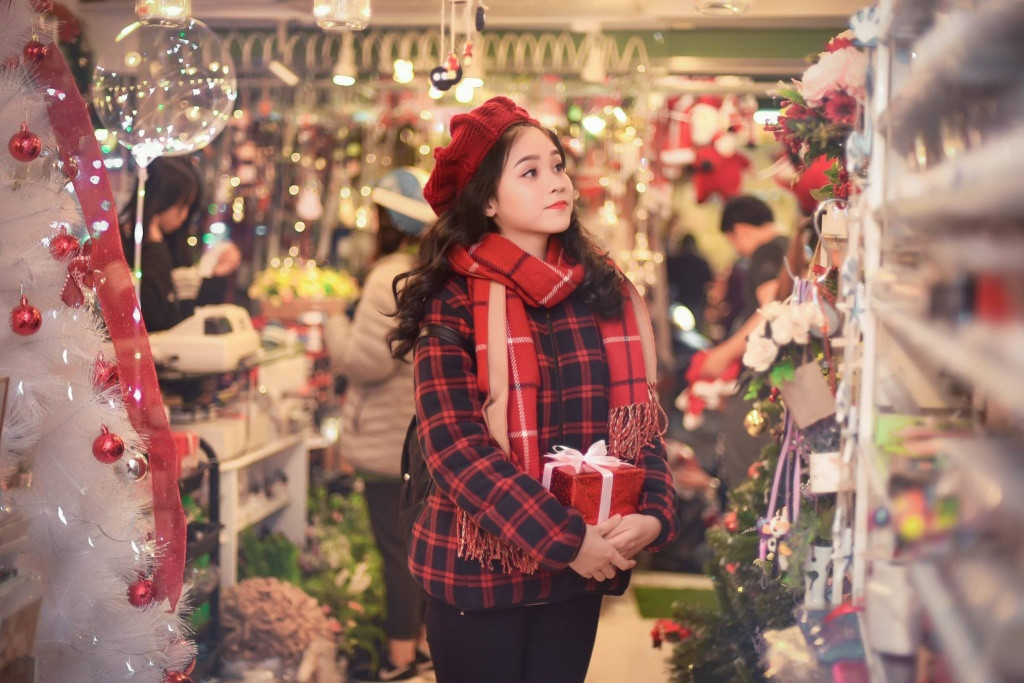 Hàng Mã là con phố quen thuộc của dân nghiền chụp hình mỗi dịp Giáng sinh tới bởi nơi đây có hàng chục cửa hàng bán cây thông, đồ trang trí và giăng đèn sáng rực rỡ đúng không khí đêm Noel. Thời điểm chụp hình đẹp nhất trên con phố này là vào buổi tối nhưng lưu ý, các chủ cửa hàng rất ghét có người đứng chụp hình trước cửa nên hoặc là bạn sẽ bị đuổi té tát hoặc là sẽ phải trả tiền chụp hình.