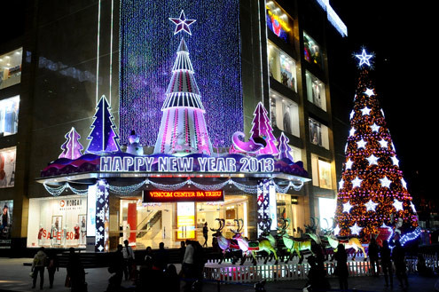 Vincom Bà Triệu cũng là một trong những địa điểm chụp hình quen thuộc của giới trẻ thế nhưng địa điểm này luôn đông đúc, nhiều trẻ con qua lại nên khó có một bực hình ưng ý.